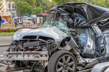 Trafik kazasında ezilen küçük araba hasar gördü