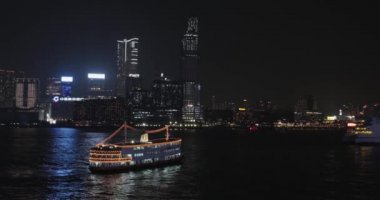 Hong Kong, Çin - 29 Nisan 2017: Hong Kong, Çin 'deki Victoria Harbour Kowloon Zoom' da Gece Kruvazörü Gemisi.