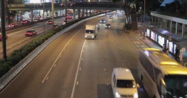 Hong Kong, Çin - 29 Nisan 2017: Hong Kong, Çin 'de Gece Wan Chai Zoom' da araba trafiği.