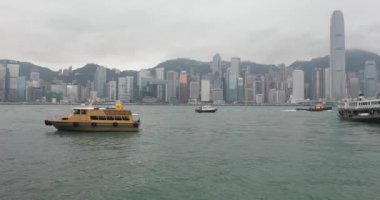 Hong Kong, Çin - 27 Nisan 2017: Hong Kong, Çin 'de Victoria Limanı Bulutlu Günü' nde birkaç tekne.