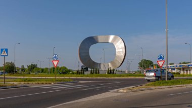 Kragujevac, Sırbistan - 26 Nisan 2018: Kragujevac Roundabout 'taki Big Metal Fiat Car Company Logosu.