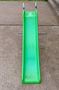 Boş Yeşil Plastik Kaydırak Eğimli Çocuklar Oyun Alanı