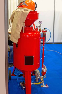 Kum Bombası Makinesi Kask ve Önlük Koruyucusu