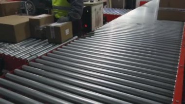 Taşıyıcı Kayışlı Posta Deposu Nakliye Hizmeti Kutuları Taranıyor