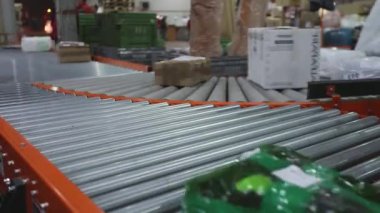 Depo zamanaşımındaki Taşıyıcı Kayışında Paketler Sıralanıyor