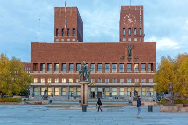 Oslo, Norveç - 30 Ekim 2016: Oslo, Norveç 'teki Başkent Belediye Binası Radhuset.