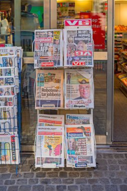Oslo, Norveç - 29 Ekim 2016: Norveç 'in Oslo kentindeki Dükkanın Önündeki Durakta Günlük Gazeteler.