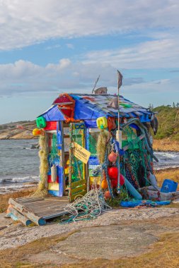 Hvaler, Norveç - 27 Ekim 2016: Norveç 'in Hvaler kentindeki Shed Made From Ocean Drift Plastik Geri Dönüşüm Çevre Koruma Sembolü.