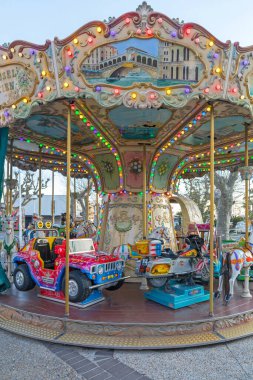 Cannes, Fransa - 28 Ocak 2018: Cannes, Fransa 'daki Park' ta Atlıkarınca Yuvarlak.