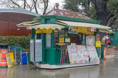 Vence, İtalya - 3 Şubat 2018: Vence, İtalya 'da Yağmurlu Gün' de Haber Ajanı Büfesi.