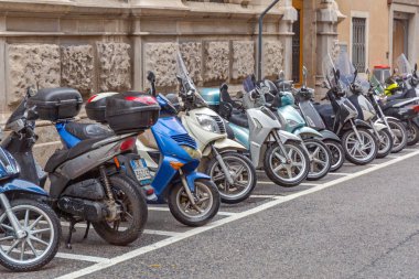 Trieste, İtalya - 13 Ocak 2017: Trieste, İtalya 'da Birçok Scooter ve Motosiklet Otoparkı.