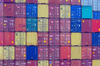 Koper, Slovenya - 13 Ocak 2017: Slovenya 'nın Koper kentindeki Kargo Limanı' nda istiflenmiş konteynırlar.