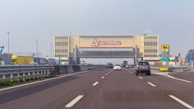 Lombardy, İtalya - 28 Ocak 2018: Lombardy, İtalya 'da Agip Petrol İstasyonu ve Autogrill Restoranı.