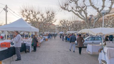 Cannes, Fransa - 28 Ocak 2018: Fransa 'nın Cannes kentindeki Soğuk Kış Antika Pazarı.