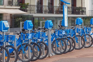 Nice, Fransa - 31 Ocak 2018: Blue Bisikletler Kiralık Velo Bleu Nice, Fransa 'da Sokak' ta.