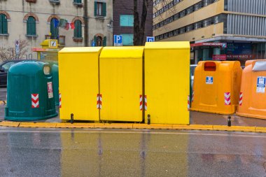 Vence, İtalya - 3 Şubat 2018: Vence, İtalya 'da Sokak' ta Sarı Tahsilat Kutuları ve Geri Dönüşüm Konteynerleri.