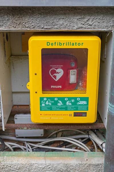 Portofino Italy February 2018 Defribrillator Heart Start Equipment Yellow Cabinet — Stock Photo, Image