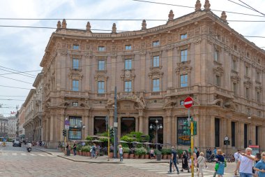 Milan, İtalya - 15 Haziran 2019: Starbucks Reserve Roastery Milano, İtalya 'daki Tarihi Postane Binası.