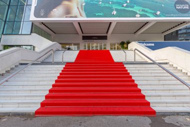 Cannes, Fransa - 1 Şubat 2016: Fransa 'nın Cannes kentindeki Ünlü Festival Salonu' nda Boş Kırmızı Halı.