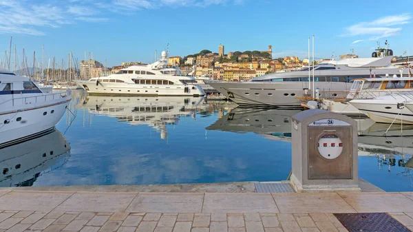 Cannes França Fevereiro 2016 Iates Luxo Atracados Marina Cannes França — Fotografia de Stock