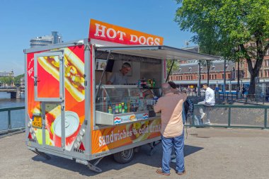 Amsterdam, Hollanda - 14 Mayıs 2018: Amsterdam, Hollanda 'da Hot Dog Fast Food Trailer.