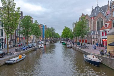 Amsterdam, Hollanda - 18 Mayıs 2018: Amsterdam, Hollanda 'daki Dusk' ta Meşhur Kırmızı Işık Bölgesi Turist Çekimi.
