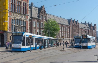 Amsterdam, Hollanda - 14 Mayıs 2018: Amsterdam, Hollanda 'daki Merkez İstasyonda Toplu Taşımacılık Tramvayı.