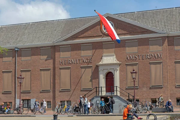 Amsterdã Holanda Maio 2018 Turistas Frente Hermitage Museum Building Amsterdã — Fotografia de Stock