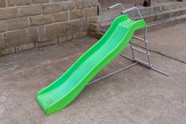 Boş Yeşil Plastik Kaydırak Eğimli Çocuklar Oyun Alanı