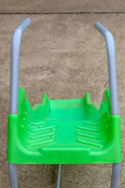 Boş Yeşil Plastik Kaydırak Eğimli Çocuklar Oyun Alanı