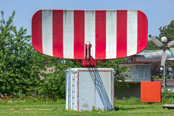 Roterande Övervakningsradarantenn Flygplatsmarken — Stockfoto