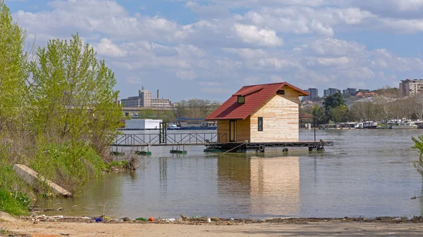 Flytande Pontoon Med Trähus Vid Floden Sava — Stockfoto