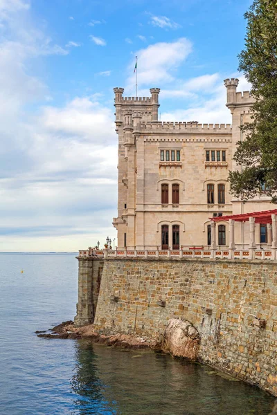 Adriyatik Denizi Ndeki Miramare Kalesi Talya Trieste Yakınlarında — Stok fotoğraf