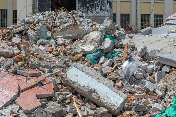 Tumpukan Besar Debris Pembongkaran Bangunan Pabrik Terbengkalai — Stok Foto