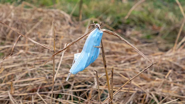 Blå Medicinsk Mask Felaktigt Kasserat Skräp Fält — Stockfoto