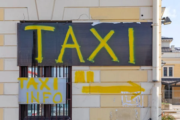 Yellow Spray Taxi Sign Arrow Wall — Stock fotografie
