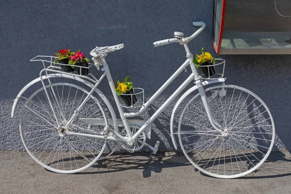 Witte Fiets Met Bloemen Decor Geparkeerd Straat — Stockfoto