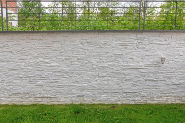 Bahçede Çimenli Uzun Beyaz Duvar