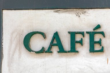 Eski Kahve Dükkanı 'nda 3D Yeşil Mektup İmzala