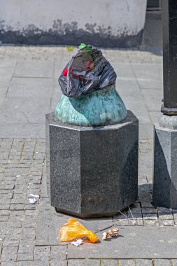 Şehrin sokaklarında çöp tenekesi atığı