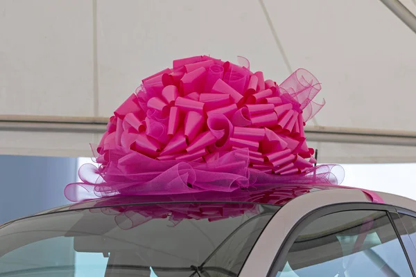 Großes Rosafarbenes Schleifenband Bei Neuwagen Geschenk — Stockfoto
