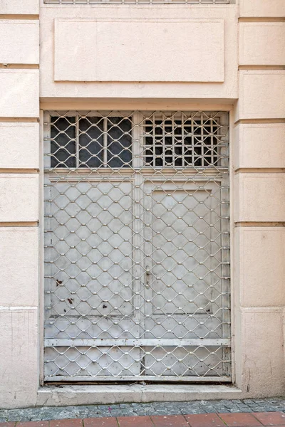 Geschlossene Ladenfront Mit Schutzbügeln — Stockfoto