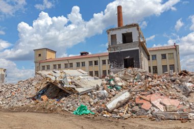 Terk Edilmiş Fabrika Binası 'nda Yıkım Atıkları