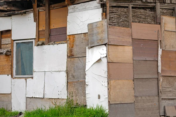 リサイクル木材の一部から作られた放棄された古い小屋 — ストック写真