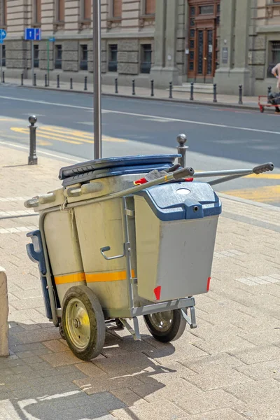 Street Cleaner Wózek Koszem Śmieci Mieście — Zdjęcie stockowe