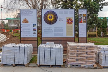 Belgrad, Sırbistan - 14 Şubat 2021: Sırbistan 'ın Belgrad kentinde Saint Sava Kilisesi İnşaat Alanı Malzeme Bilgi Kurulu.