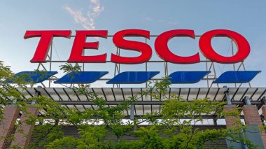 Szeged, Macaristan - 25 Haziran 2020: İngiliz Süpermarketinde Büyük Kırmızı İşaret Tesco.