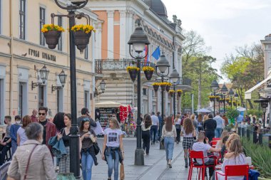 Belgrad, Sırbistan - 12 Nisan 2021: Sırbistan 'ın Belgrad kentinde Kneza Mihaila Pedestrian Sokak Bahar Günü' nde Yürüyen İnsanlar.