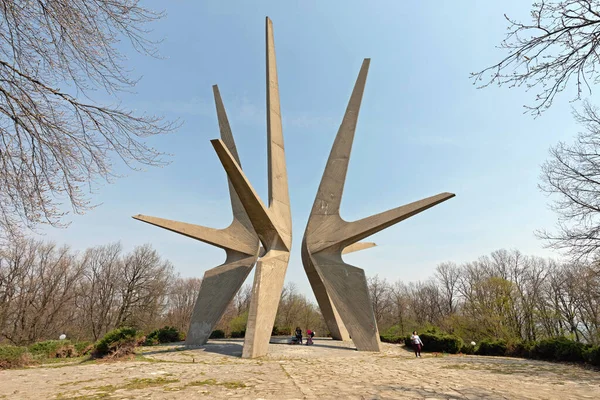 Sopot Serbien April 2020 Kids Playing Concrete Structure Monument Wwii — Stockfoto