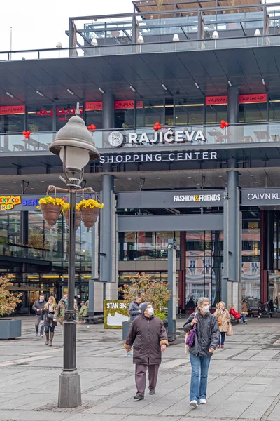 Belgrado Sérvia Abril 2021 Pessoas Com Máscaras Frente Shopping Centre — Fotografia de Stock